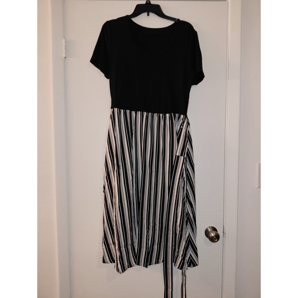 Women's Striped Short Sleeve Lined Dress XL Black and White New Without Tags - Picture 1 of 4